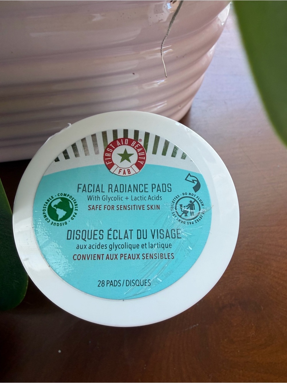 First Aid Beauty Facial Radiance Pads - Aqua & White Packaging